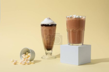 Téléchargez les photos : Délicieux dessert frais d "été - délicieux milk-shake au chocolat - en image libre de droit