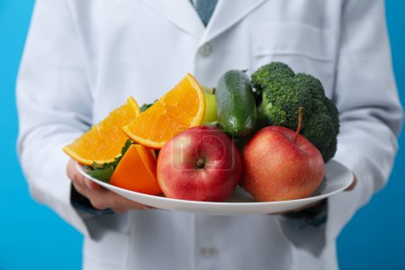 Téléchargez les photos : Médecin avec des aliments sains - concept de nutrition saine - en image libre de droit