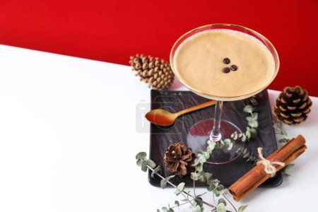 Téléchargez les photos : Cocktail expresso martini, délicieuse boisson alcoolisée, espace pour le texte - en image libre de droit