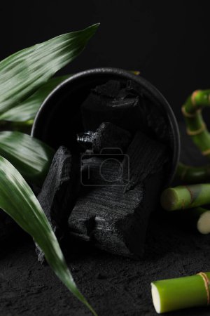 Téléchargez les photos : Concept de soin visage et peau - bambou et charbon - en image libre de droit