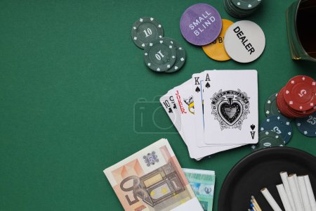 Téléchargez les photos : Concept de jeu, Jeu de poker, accessoires pour poker - en image libre de droit