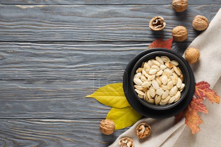 Téléchargez les photos : Ingrédients de cuisson pour la saison d'automne - graines de citrouille, citrouille - en image libre de droit