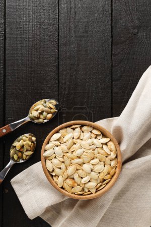 Téléchargez les photos : Ingrédients de cuisson pour la saison d'automne - graines de citrouille, citrouille - en image libre de droit