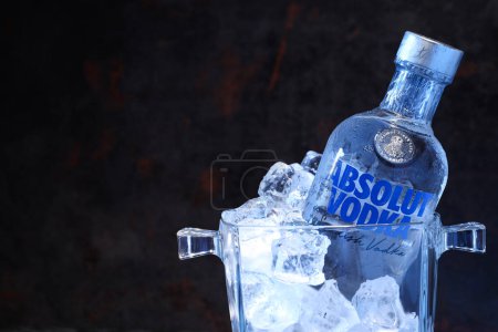Foto de Odessa, Ucrania, 09.08.2023: Bebida alcohólica - Vodka absoluto - Imagen libre de derechos