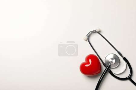 Czerwone serce ze stetoskopem na białym tle. Dawstwo krwi, miejsce na tekst