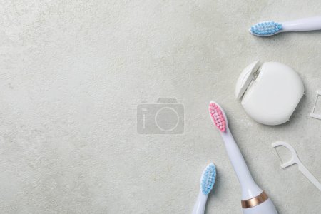Téléchargez les photos : Brosses à dents électriques sur fond gris, espace pour le texte - en image libre de droit