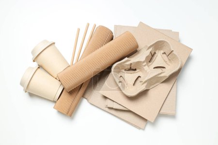 Foto de El concepto de reciclaje de cartón kraft. Uso inteligente de los recursos. - Imagen libre de derechos