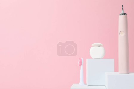 Téléchargez les photos : Brosse à dents électrique sur fond rose, espace pour le texte - en image libre de droit