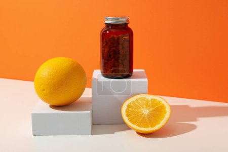 Foto de Vitamina C en un frasco en forma de tabletas. - Imagen libre de derechos