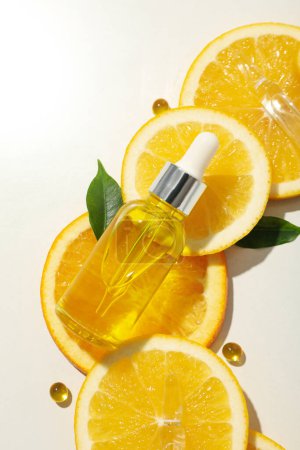 Foto de Vitamina C en suero líquido con cítricos. - Imagen libre de derechos