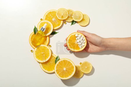 Foto de Vitamina C en suero líquido con cítricos. - Imagen libre de derechos