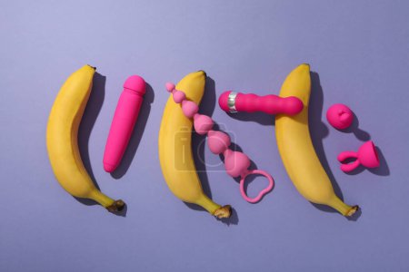 Téléchargez les photos : Une collection de jouets sexuels sur un fond violet. - en image libre de droit