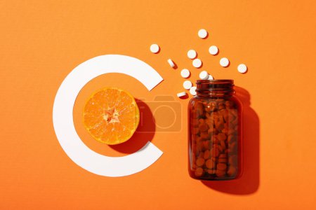 Foto de Vitamina C en un frasco en forma de tabletas. - Imagen libre de derechos