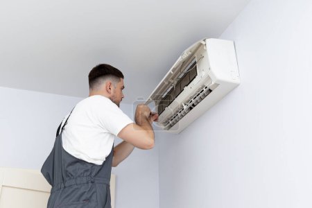 Foto de Acondicionador de aire masculino maister fijación de aire acondicionado - Imagen libre de derechos