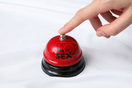 Téléchargez les photos : Bell pour le sexe sur un fond de lumière. - en image libre de droit