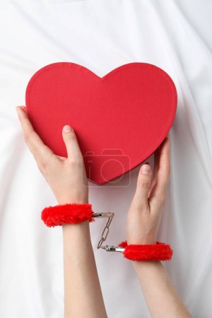 Téléchargez les photos : Un ensemble de jouets sexuels dans une boîte en forme de cœur. - en image libre de droit