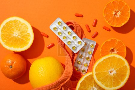 Foto de Vitamina C, en tabletas, platos con naranjas, sobre la mesa. - Imagen libre de derechos