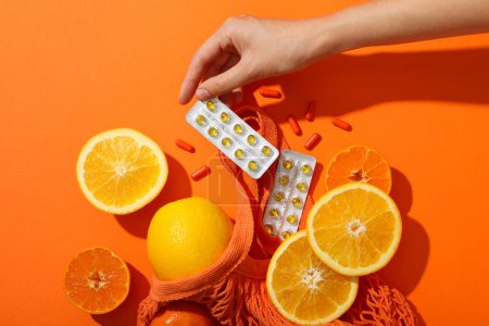 Foto de Vitamina C, en tabletas, platos con naranjas, sobre la mesa. - Imagen libre de derechos