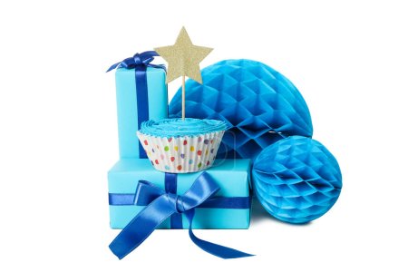 PNG, Geschenkschachteln, Cupcake und Papierkugeln, isoliert auf weißem Hintergrund
