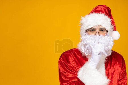 Téléchargez les photos : Père Noël montre le geste "chut", "chut"". - en image libre de droit
