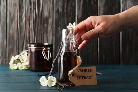 Vanilleextrakt in der Flasche auf einem Holztisch