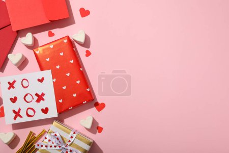 Téléchargez les photos : Cadeaux pour la Saint-Valentin, sur un fond clair, à plat. - en image libre de droit