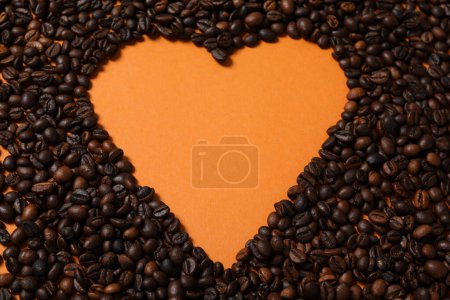Foto de Forma del corazón del café sobre un fondo amarillo. - Imagen libre de derechos