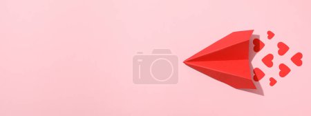 Téléchargez les photos : Avion en papier rouge avec des coeurs sur un fond rose. - en image libre de droit