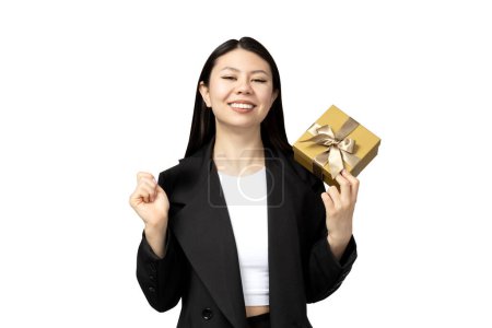 Téléchargez les photos : PNG, fille asiatique avec un cadeau, isolé sur fond blanc. - en image libre de droit