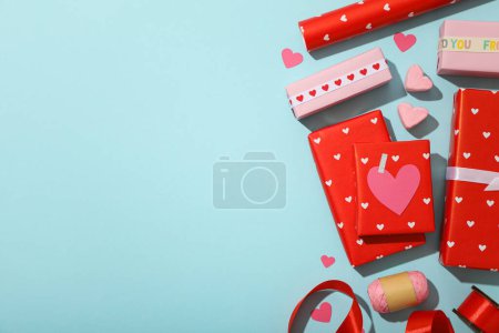 Téléchargez les photos : Cadeaux rouges sur fond bleu, concept pour la Saint Valentin. - en image libre de droit