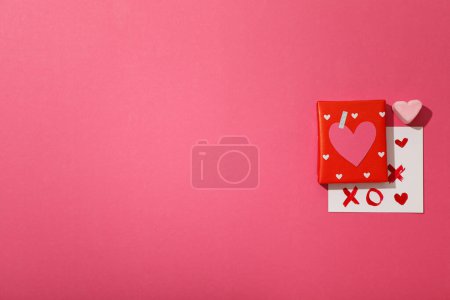 Téléchargez les photos : Cadeaux pour la Saint-Valentin, sur un fond clair, à plat. - en image libre de droit