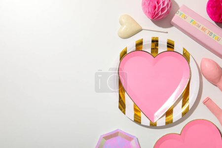 Téléchargez les photos : Une plaque rose en forme de coeur sur un fond clair. - en image libre de droit