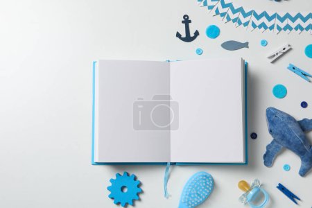 Foto de Libro infantil azul, con juguetes, sobre fondo blanco. - Imagen libre de derechos