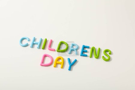 Téléchargez les photos : L'inscription Journée de l'enfant sur un fond clair - en image libre de droit