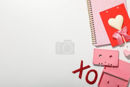Téléchargez les photos : Bloc-notes, lettre et autres accessoires pour la Saint Valentin. - en image libre de droit