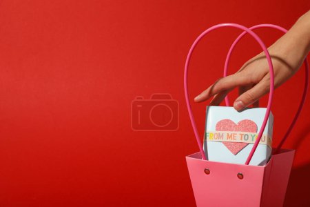 Téléchargez les photos : Surprise pour la Saint-Valentin sur fond rouge. - en image libre de droit