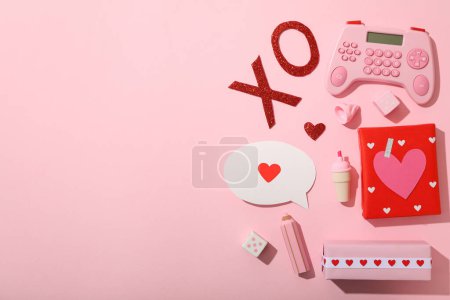 Téléchargez les photos : Décoration festive pour la Saint-Valentin sur fond rose. - en image libre de droit