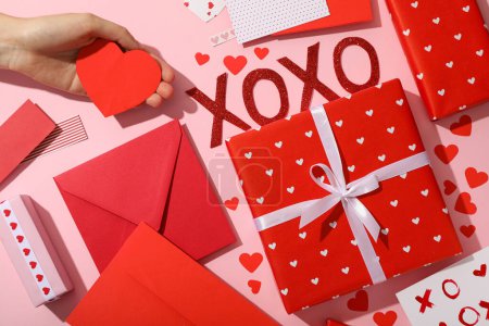 Téléchargez les photos : Accessoires décoratifs avec des cœurs dans le style de la Saint-Valentin. - en image libre de droit