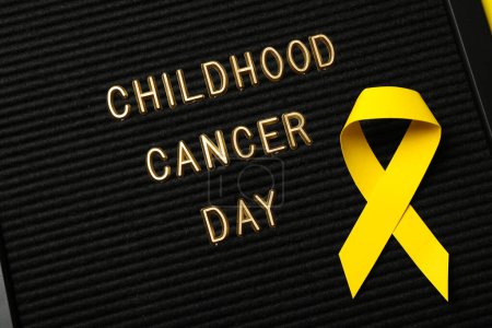 Téléchargez les photos : Tableau noir avec l'inscription Childhood Cancer Day - en image libre de droit