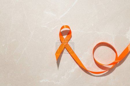 Foto de Cinta naranja sobre fondo blanco, esclerosis - Imagen libre de derechos
