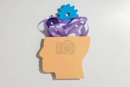 Foto de Modelo de papel de cabeza humana con engranajes y cinta adhesiva - Imagen libre de derechos