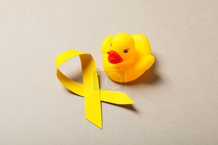 Téléchargez les photos : Un canard jouet jaune avec un ruban jaune - en image libre de droit