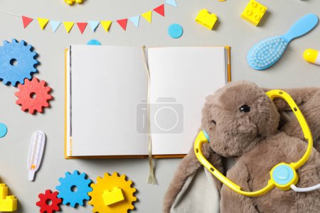 Foto de Un libro infantil con juguetes sobre un fondo claro. - Imagen libre de derechos