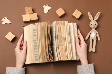 Foto de Un libro infantil con juguetes sobre un fondo beige. - Imagen libre de derechos