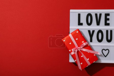 Téléchargez les photos : Tableau avec les mots "Je t'aime" sur fond rouge. - en image libre de droit