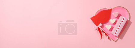 Téléchargez les photos : Assiette plate en forme de coeur sur fond rose. - en image libre de droit