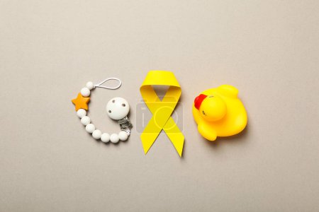 Téléchargez les photos : Un canard jouet jaune avec ruban jaune et bracelet - en image libre de droit