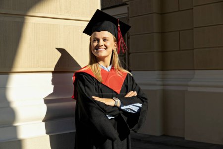 Téléchargez les photos : Une jeune fille, diplômée d'université, en peignoir. - en image libre de droit