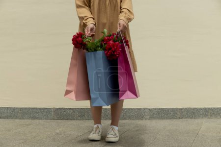 Foto de Flores en papel, bolsas de regalo, en la calle. - Imagen libre de derechos