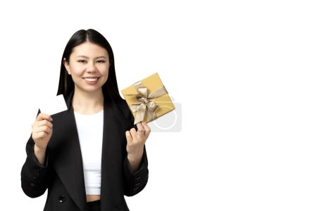 Téléchargez les photos : PNG, fille asiatique avec un cadeau, isolé sur fond blanc. - en image libre de droit